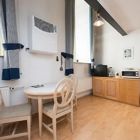 Daire Cozy Loft Near Old Town